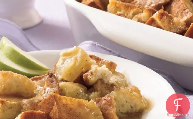 Budincă de pâine cu mere cu sos cald de unt