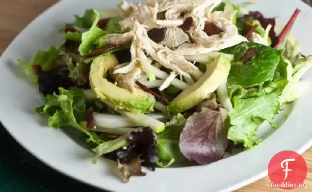 Salată de Avocado, mere și slănină cu sos acidulat de Avocado