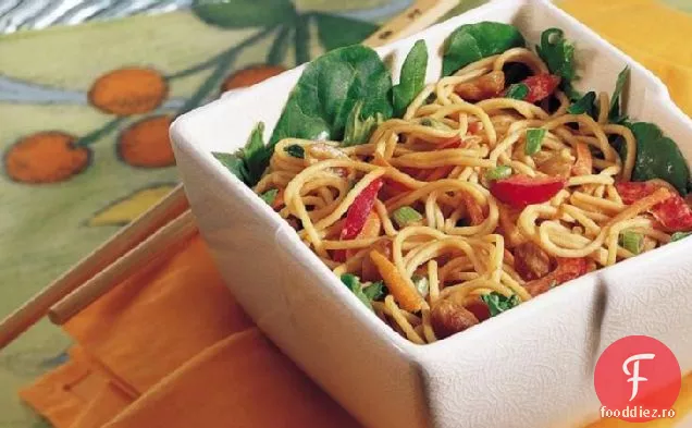 Salată De Tăiței De Arahide