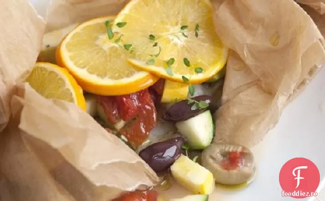 Halibut la cuptor cu dovlecei, măsline, roșii și portocale