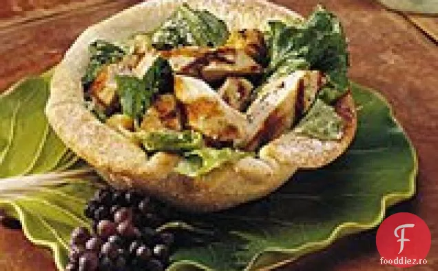 Salată de pui Caesar în boluri de pâine