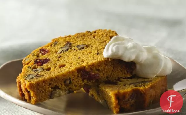 Pâine pecan de dovleac-afine cu frișcă bătută