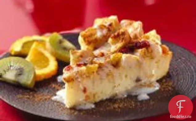 Budincă de pâine cu fructe cu sos de ouă