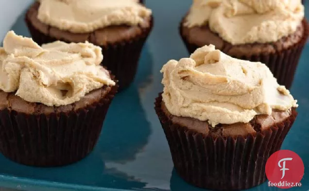 Cupcakes Brownie cu glazură de unt de arahide