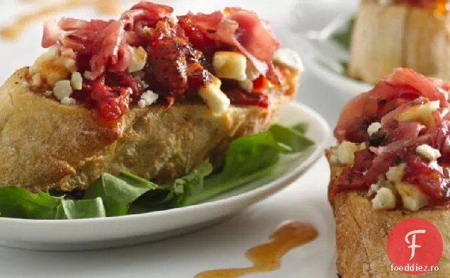 Bruschetta de roșii, brânză albastră și Prosciutto