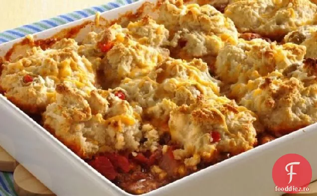 Caserola de carne de vită și porumb acoperită cu biscuiți