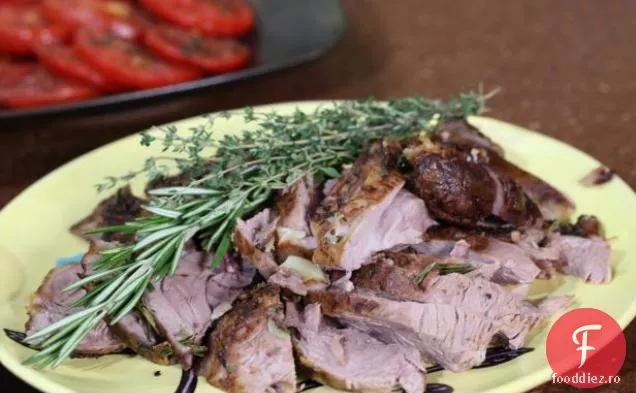 Picior de miel învelit în pergament, prăjit lent, cu usturoi și ierburi