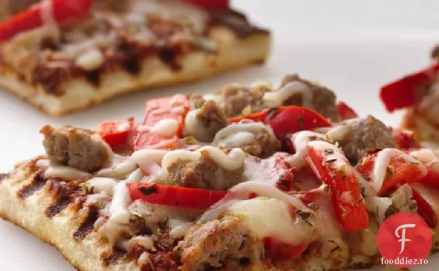 Pizza slabă la grătar cu cârnați și piper