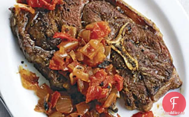 Cotlete De Miel La Grătar Cu Chutney De Ceapă Roșie Carbonizată