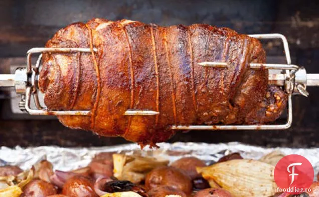 Picior de miel rotisor mediteranean cu cartofi, fenicul și măsline