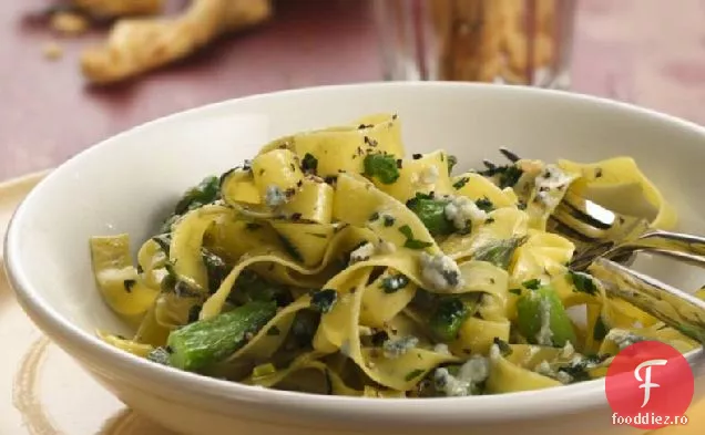 Paste Tagliatelle cu sparanghel și sos Gorgonzola