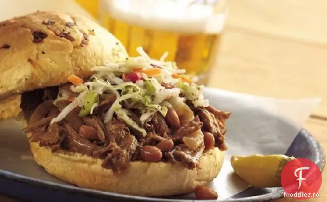 Sandvișuri cu carne de vită Cowboy cu aragaz lent și fasole BBQ