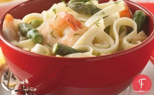Sparanghel, creveți și mărar peste Fettuccine