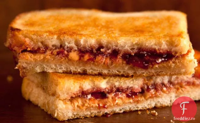 Sandwich cu unt de arahide la grătar și jeleu