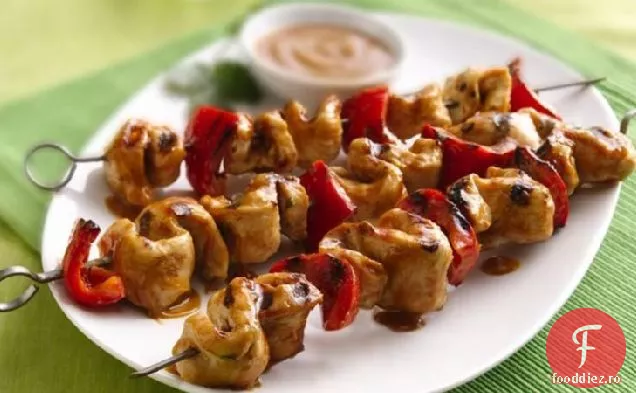 Frigarui de pui la gratar cu sos de arahide thailandez