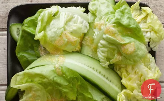 Salată de castraveți și salată Bibb cu vinetă cremoasă de hrean