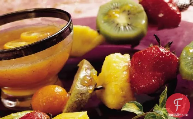 Kabobs de fructe de iarnă cu glazură de piersici