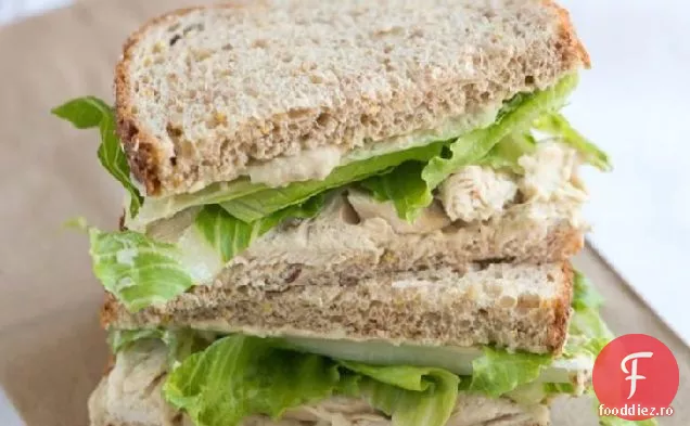 Sandwich de pui cu fasole albă și pesto răspândit