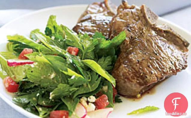 Cotlet De Miel La Grătar Cu Salată Proaspătă De Ierburi Și Feta