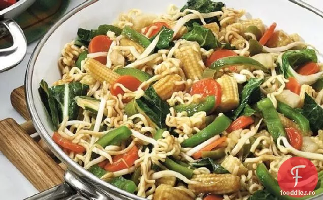 Teriyaki se amestecă legumele cu tăiței Ramen