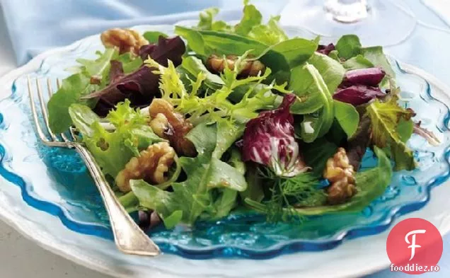 Salată mixtă de verdeață cu pansament cald de nucă