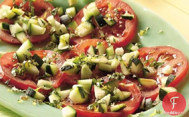 Salată proaspătă de roșii și castraveți