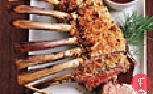 Friptură de miel cu crustă de cârnați de miel și sos proaspăt de struguri