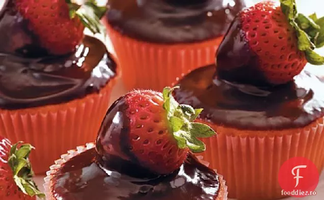 Cupcakes Cu Fructe De Pădure Acoperite Cu Ciocolată