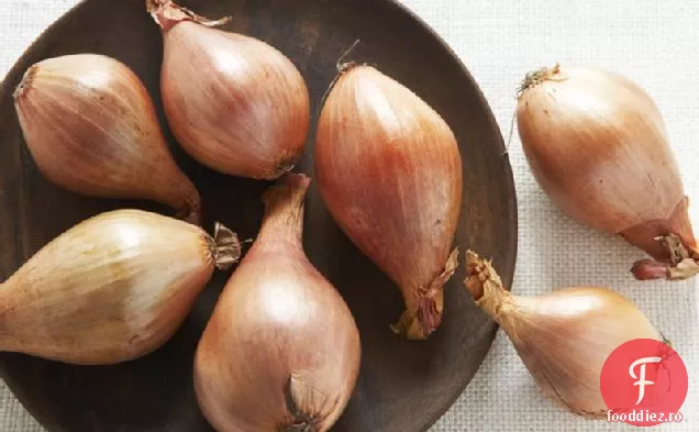 Pulpă de miel cu măsline verzi, prune uscate și șalotă prăjită