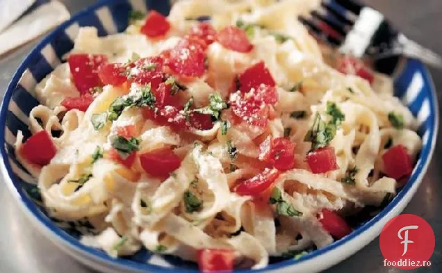 Fettuccine cu Ricotta, roșii și busuioc