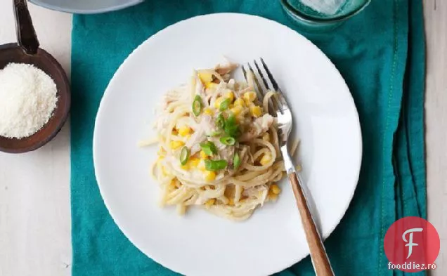Linguine cremoasă cu o oală cu pui, porumb și ardei iute verzi