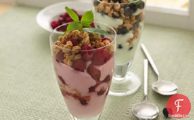 Iaurt-granola Parfaits cu fructe de padure