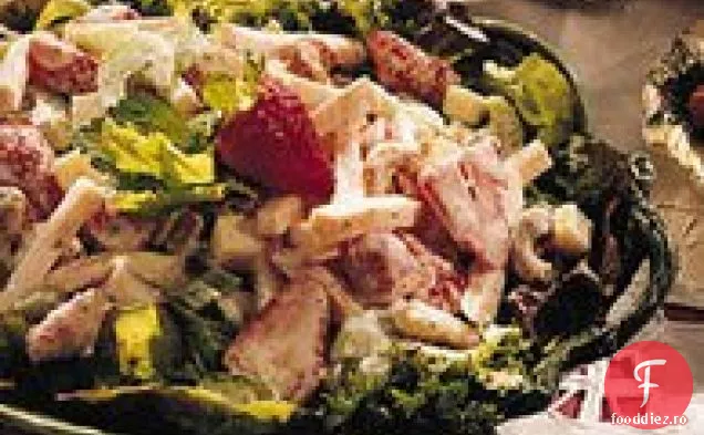 Salată de curcan afumată cu căpșuni