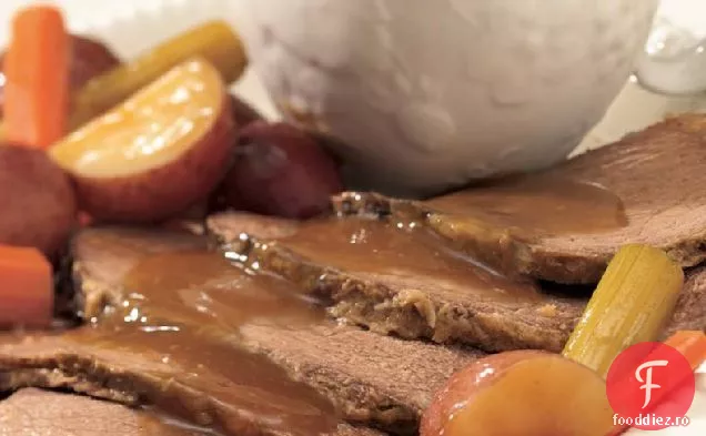 Friptură de vită cu aragaz lent și legume cu sos de hrean