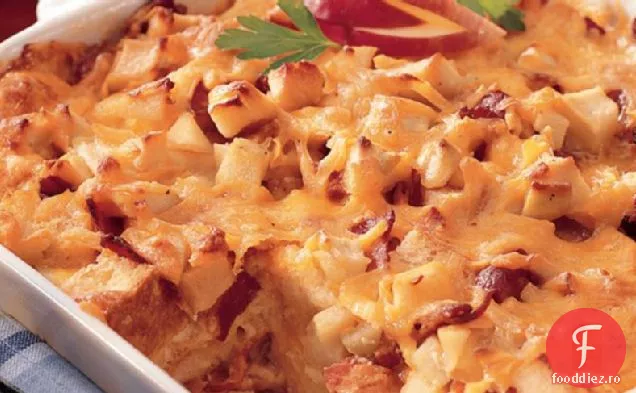 Budincă de pâine cu mere, slănină și Cheddar