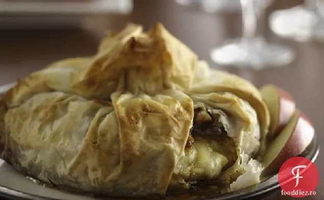 Brie învelită cu Phyllo cu conserve de smochine și nuci prăjite