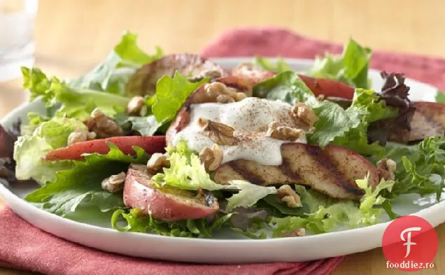 Salată de mere la grătar cu iaurt de vanilie