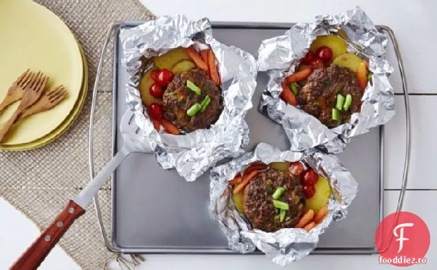 Burgeri Cheddar la grătar și pachete de legume