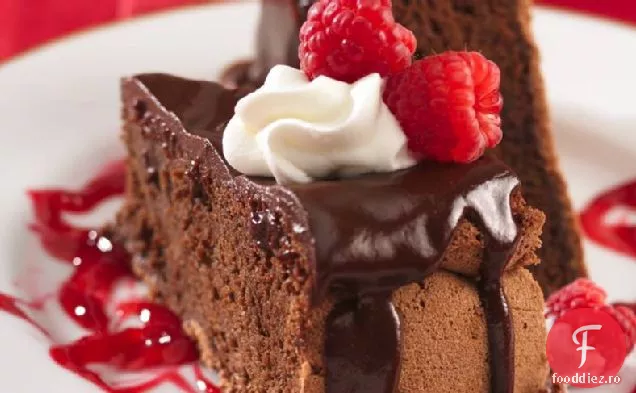 Tort Decadent de ciocolată cu sos de zmeură
