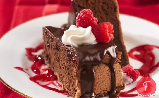 Tort Decadent de ciocolată cu sos de zmeură