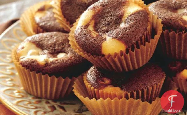 Ciocolata Chip Cheesecake Swirl Cupcakes