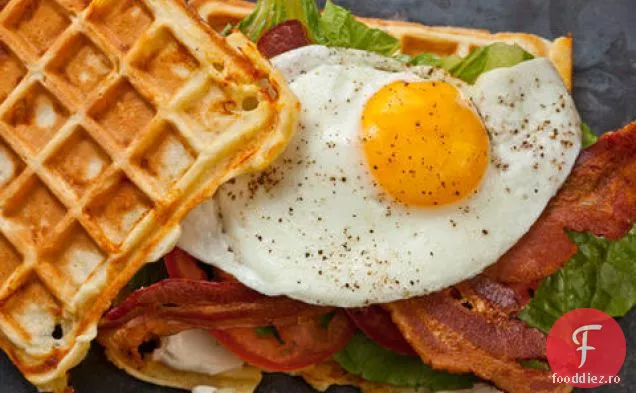 Savuros Cheddar Waffle BLT cu ou