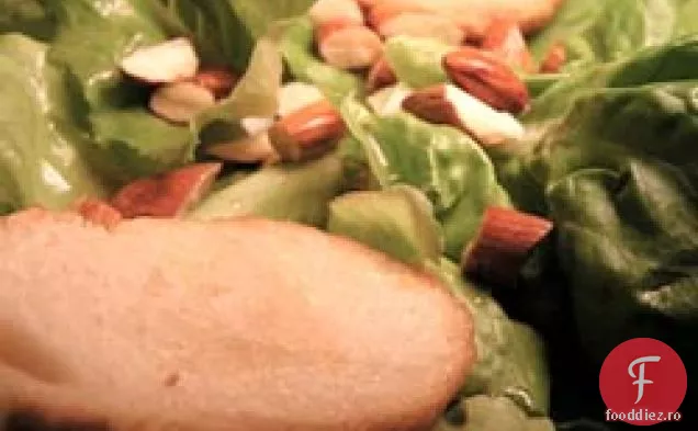 Cina în seara asta: salată Boston cu migdale prăjite și crutoane de ghimbir