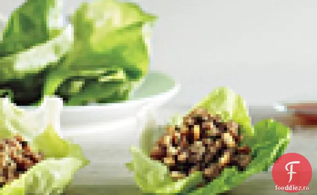 Cupe de salată cu pui prăjit