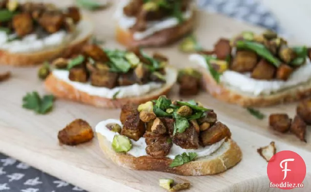 Crostini de dovlecei prăjiți cu brânză de capră bătută