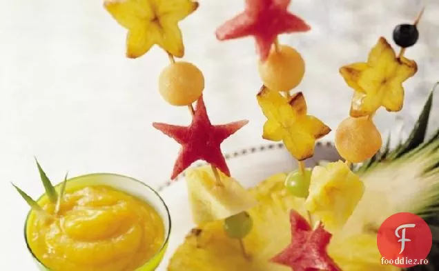 Kabobs de fructe cu Coulis de fructe tropicale