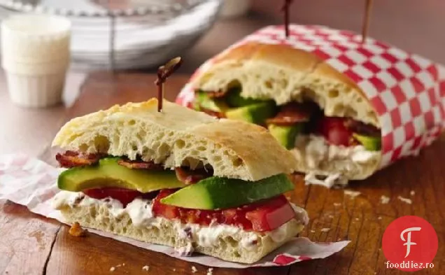 Sandviș cu slănină, roșii și Avocado cu Chipotle Aioli