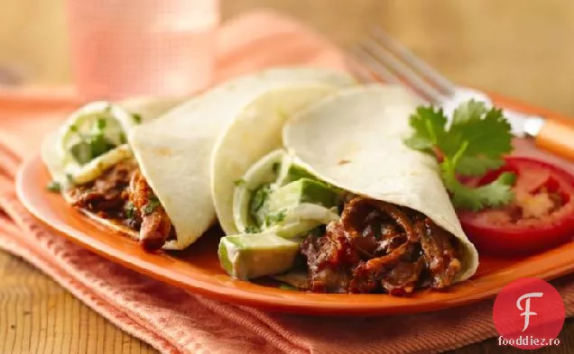 Slow-Cooker Fajita a tras sandvișuri de porc cu salată de Avocado-ceapă