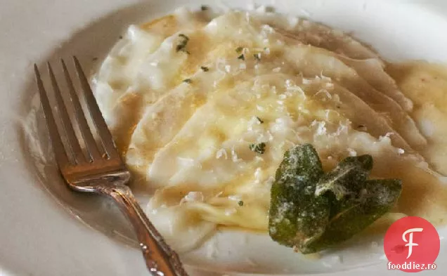Ravioli de pere și Pecorino cu sos de unt de salvie