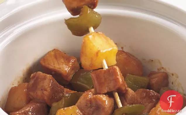 Carne de porc cu aragaz lent și ananas pe un băț
